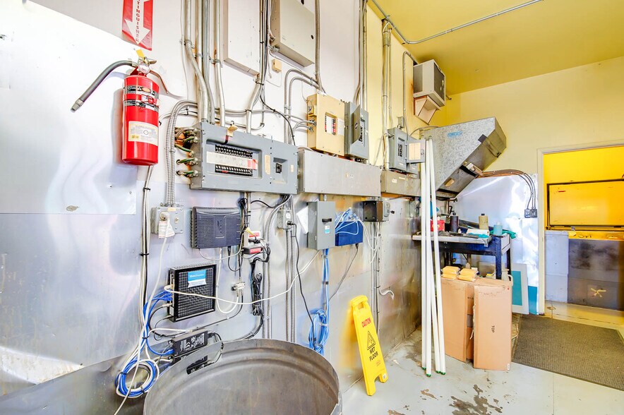 More Photos Of 4918 Napier St, Port Alberni Flex For Sale