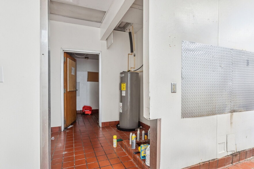 More Photos Of 6620 E Dr Martin Luther King Jr Blvd, Tampa Fast Food For Lease