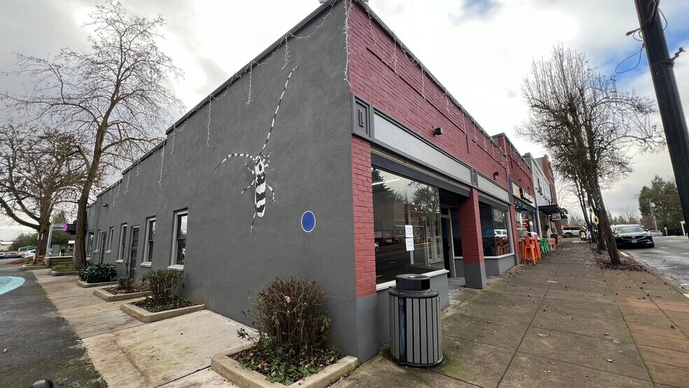 More Photos Of 155 Main St W, Monmouth Storefront For Lease