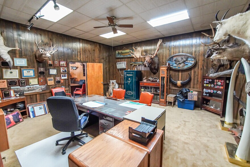 More Photos Of 960 French Rd, Cheektowaga Light Distribution For Sale