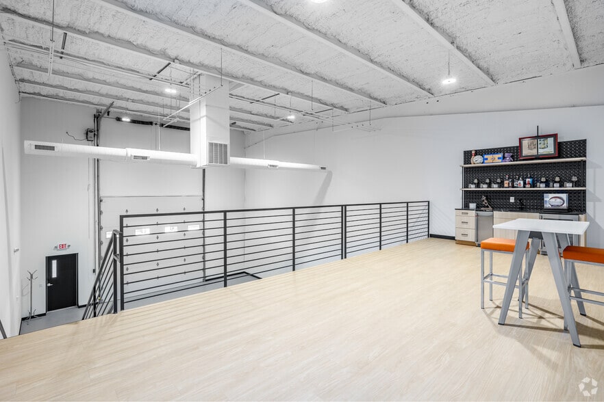 More Photos Of 7700 Broadway Ext, Oklahoma City Light Distribution For Sale