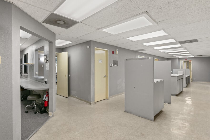 More Photos Of 872 E Sahara Ave, Las Vegas Medical For Lease