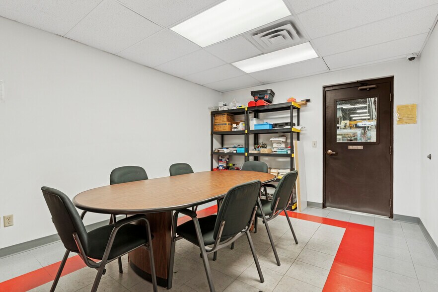 More Photos Of 405 Commerce Ct, Vadnais Heights Manufacturing For Sale