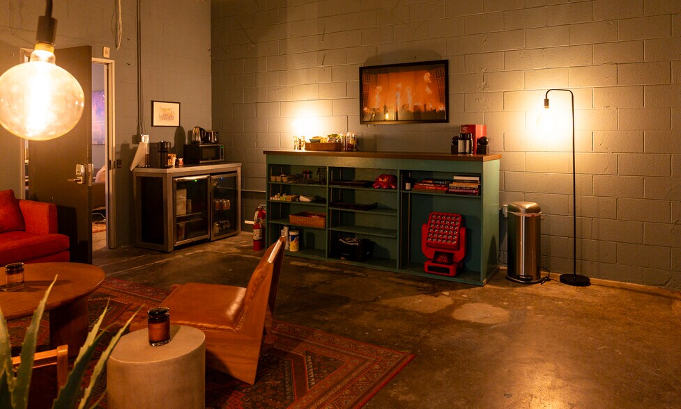 More Photos Of 640 S Glenwood Pl, Burbank Showroom For Lease