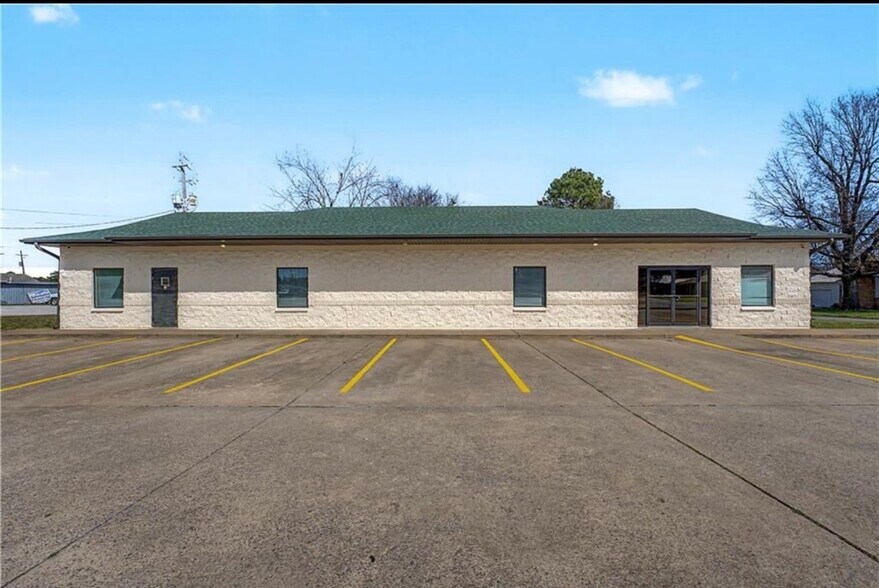 More Photos Of 800 Highland Ave, Springdale Freestanding For Lease