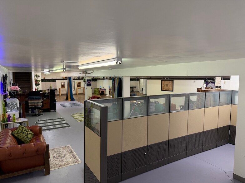 More Photos Of 73 Canal St, Millbury Showroom For Lease