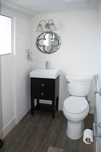 More Photos Of 1656 Main St, Sarasota Storefront Retail Office For Lease