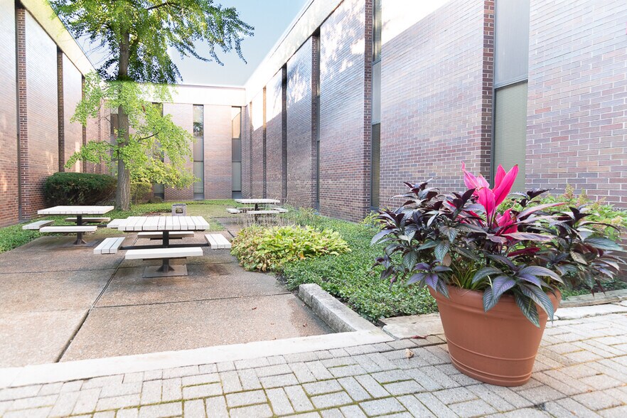 More Photos Of 900 Skokie Blvd, Northbrook Unknown For Lease