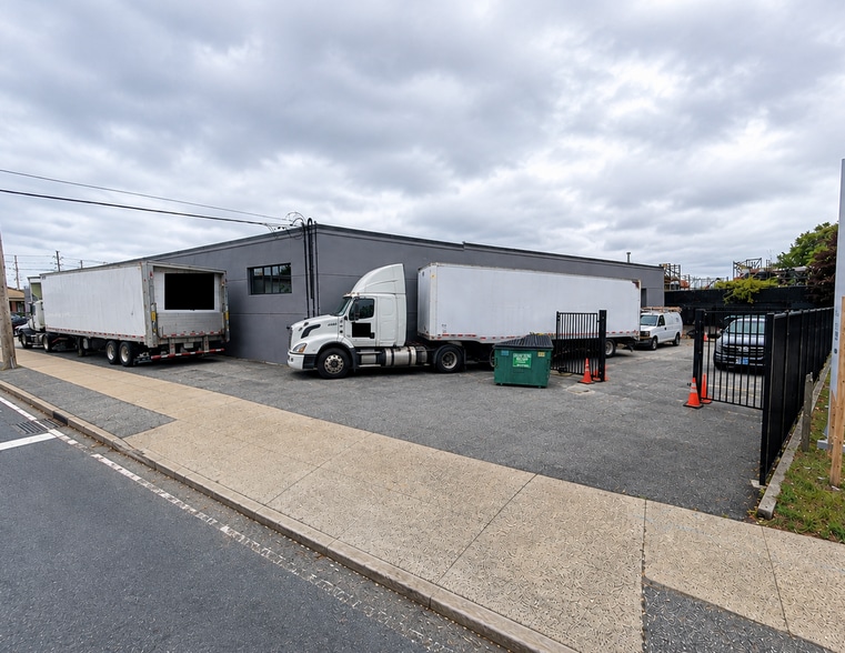 More Photos Of 961-965 Wellwood Ave, Lindenhurst Warehouse For Lease