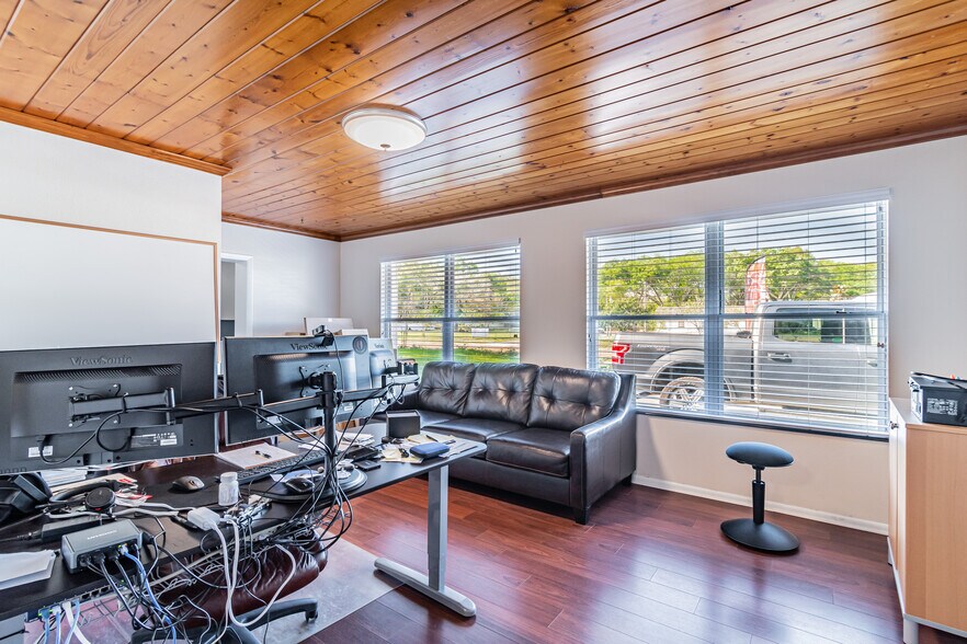 More Photos Of 110 Crenshaw Lake Rd, Lutz Office For Lease