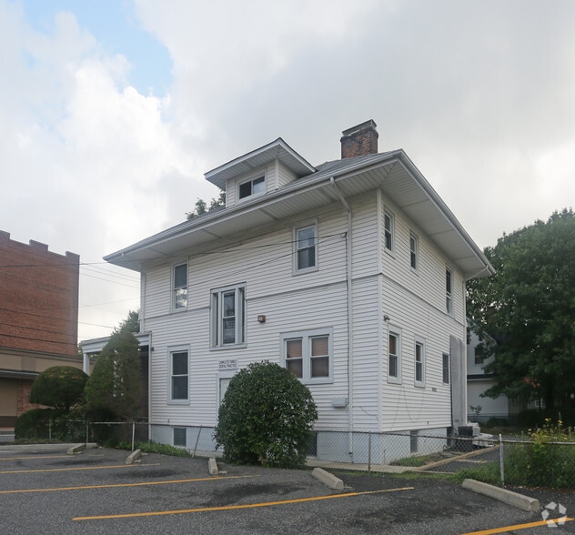 More Photos Of 330 Winthrop St, Westbury Office For Sale