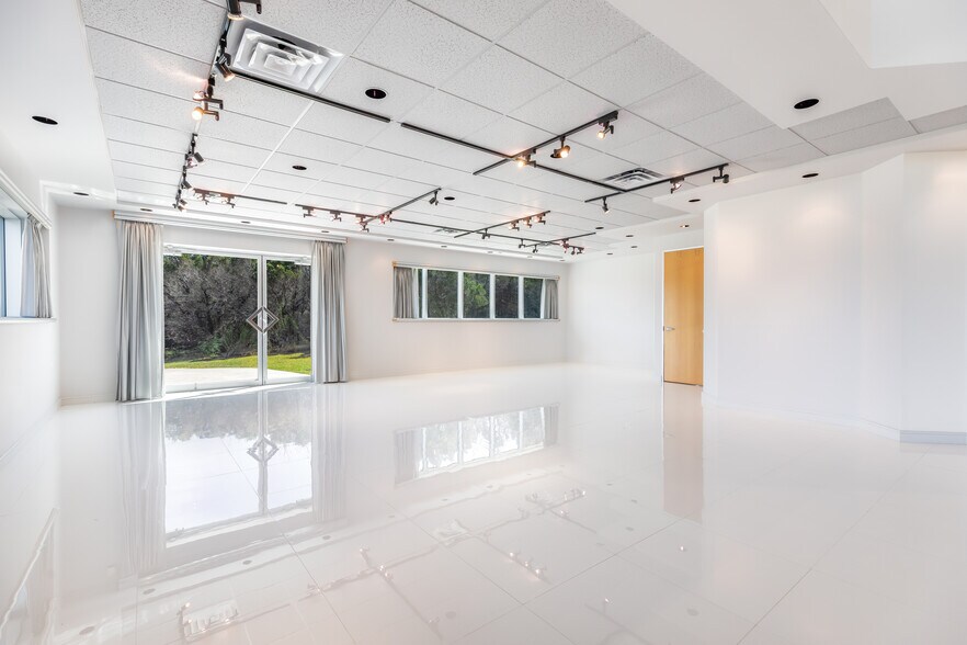 More Photos Of 15315 W Highway 71, Austin Showroom For Sale