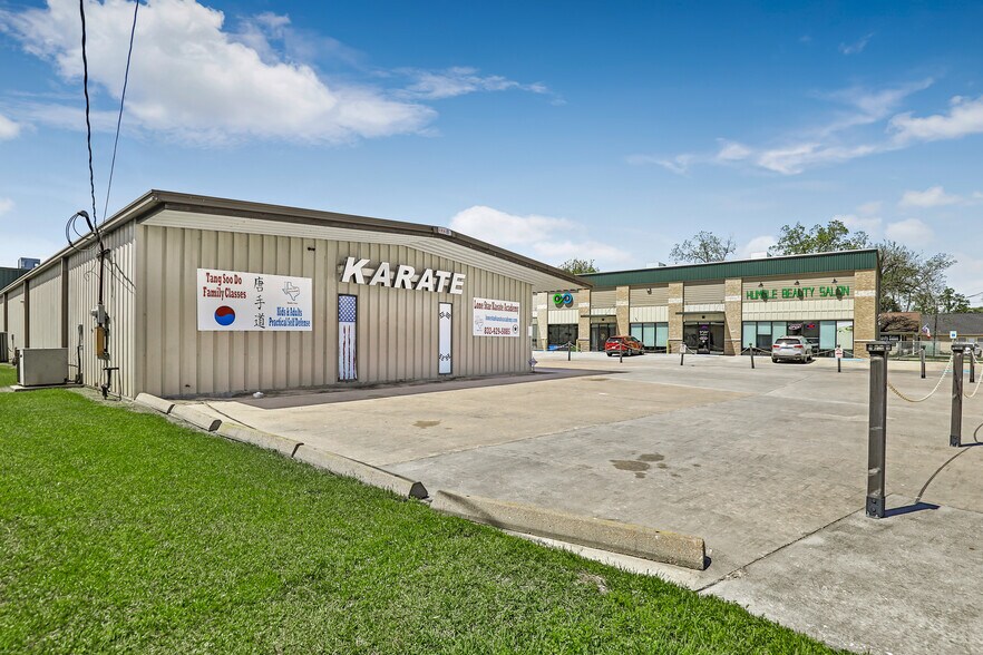 More Photos Of 411 S Houston Ave, Humble Warehouse For Sale