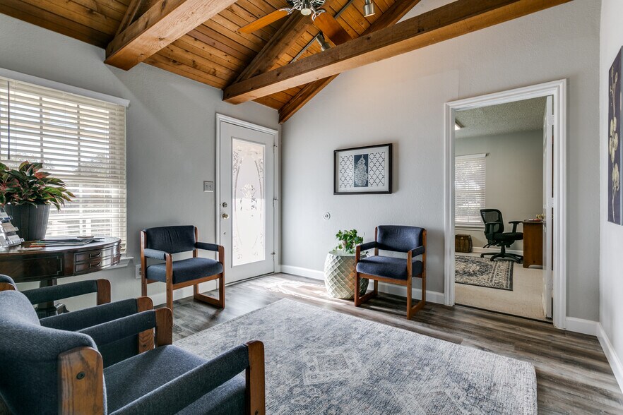 More Photos Of 725 W Purnell Rd, Lewisville Office Residential For Lease