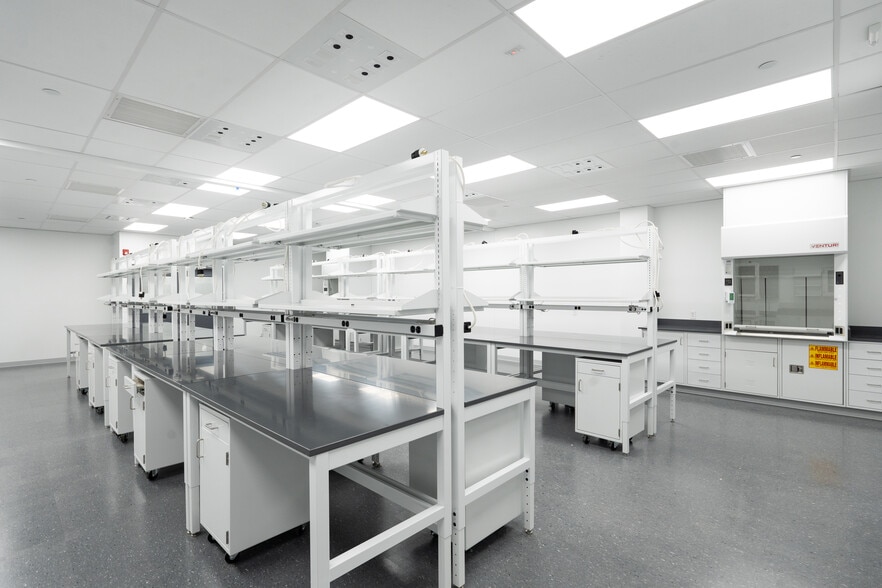 More Photos Of 200-206 Welsh Rd, Horsham Township Research And Development For Lease