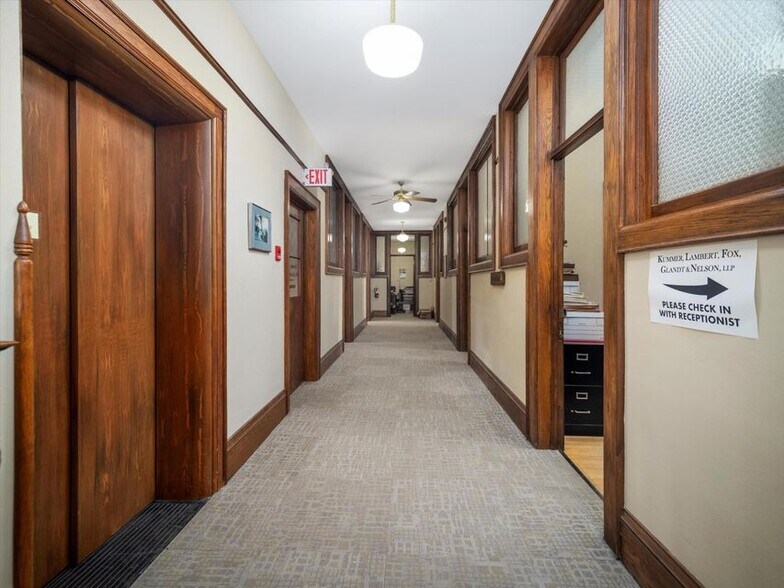 More Photos Of 921-931 8th St, Manitowoc Office For Lease