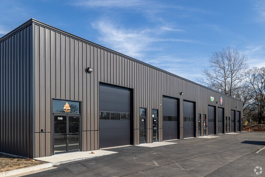 More Photos Of 700 E Third St, Gentry Flex For Lease