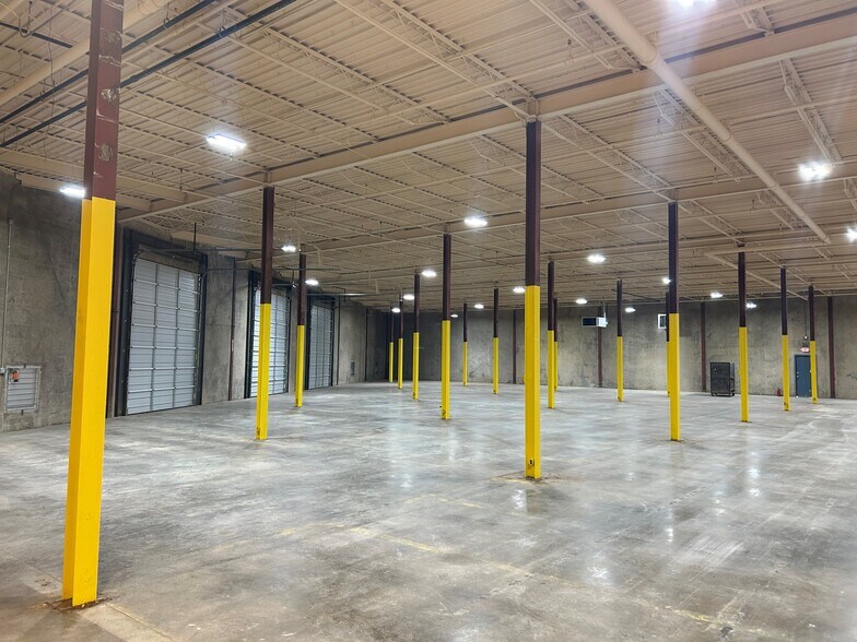 More Photos Of 4909 Jack Huffman Blvd, Millington Flex For Lease