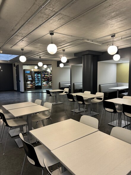 More Photos Of 2001 Killebrew Dr, Bloomington Office For Lease