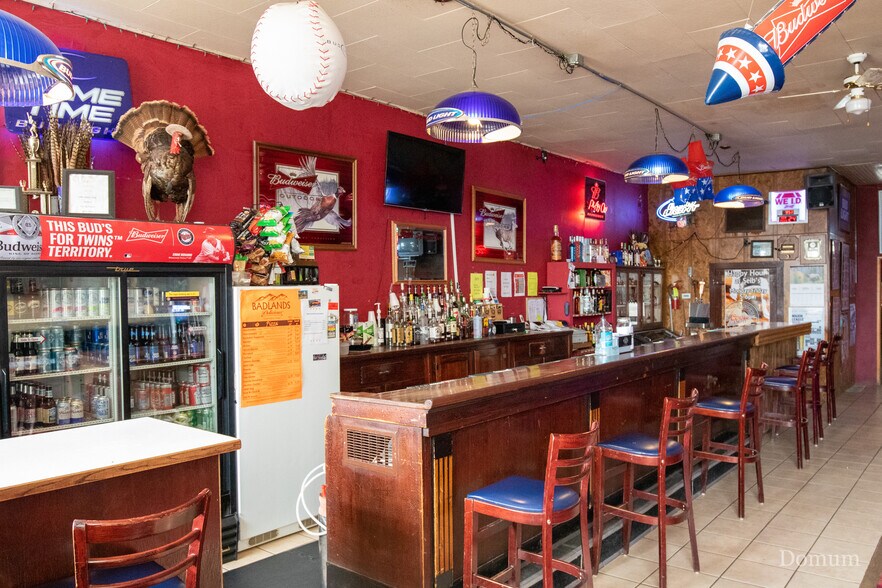 More Photos Of 120 N Main St, Elgin General Retail For Sale