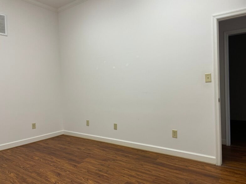 More Photos Of 8979 Pocahontas Trl, Williamsburg Light Distribution For Lease