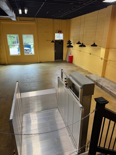 More Photos Of 711 Main St, Grandview Storefront For Lease