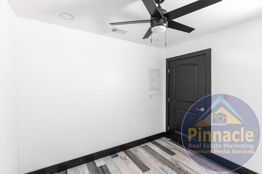 More Photos Of 24690 Sandhill Blvd, Punta Gorda Warehouse For Lease