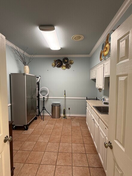 More Photos Of 600 S Harbor Ct, Granbury Office For Lease