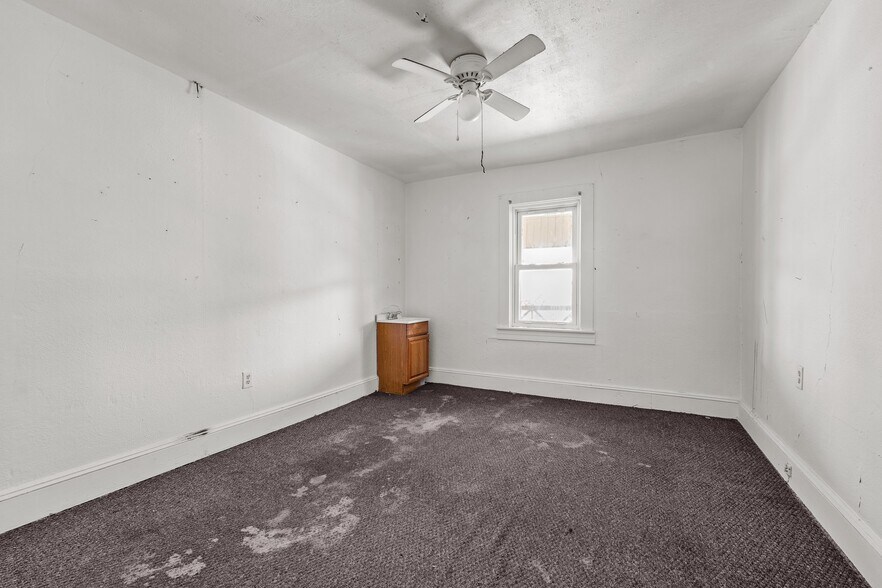 More Photos Of 421 Vine St, Eden Hotel For Sale