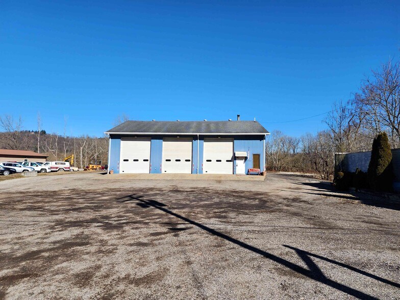 More Photos Of 2384 W 23rd St, Bellaire Warehouse For Sale