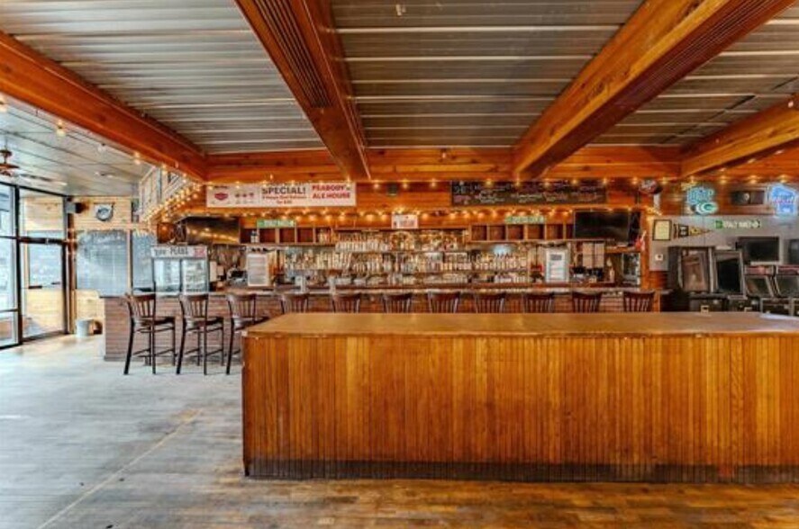 More Photos Of 544 N Main St, Oshkosh General Retail For Sale