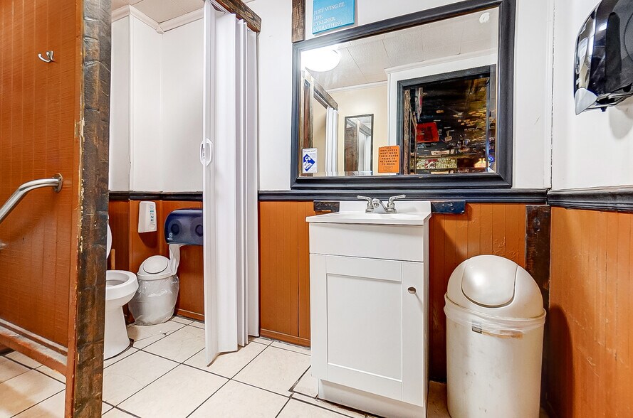 More Photos Of 3475 Mechanicsburg Rd, Springfield Bar For Sale