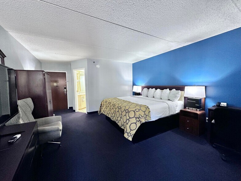 More Photos Of 2075 Highway 192 W, London Hotel For Sale