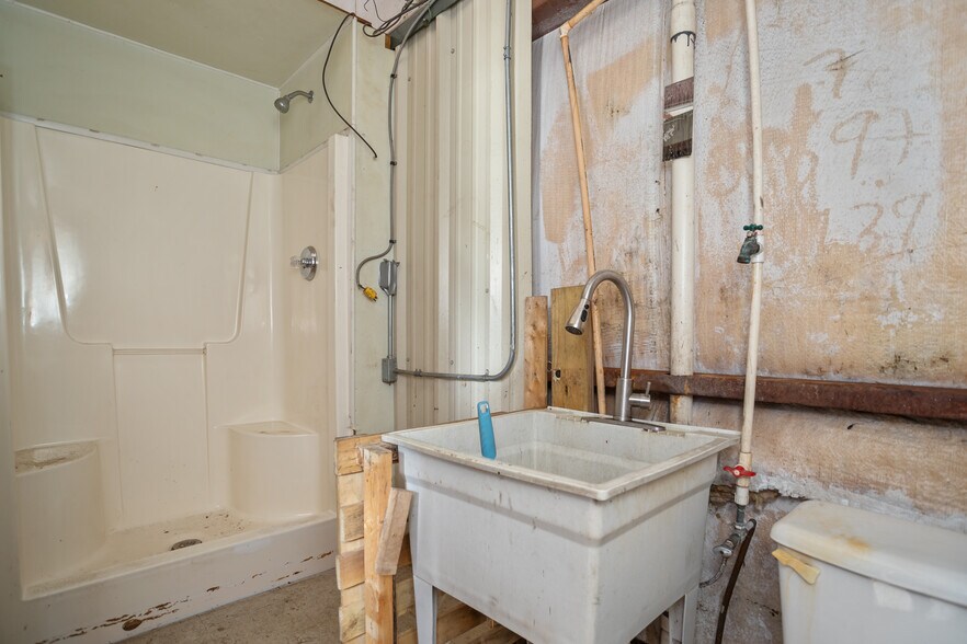 More Photos Of 1504 E Loop 304, Crockett Office For Sale