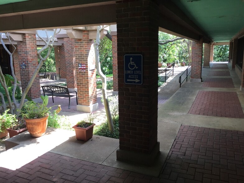 More Photos Of 2441-2485 Forest Park Blvd, Fort Worth Storefront Retail Office For Lease