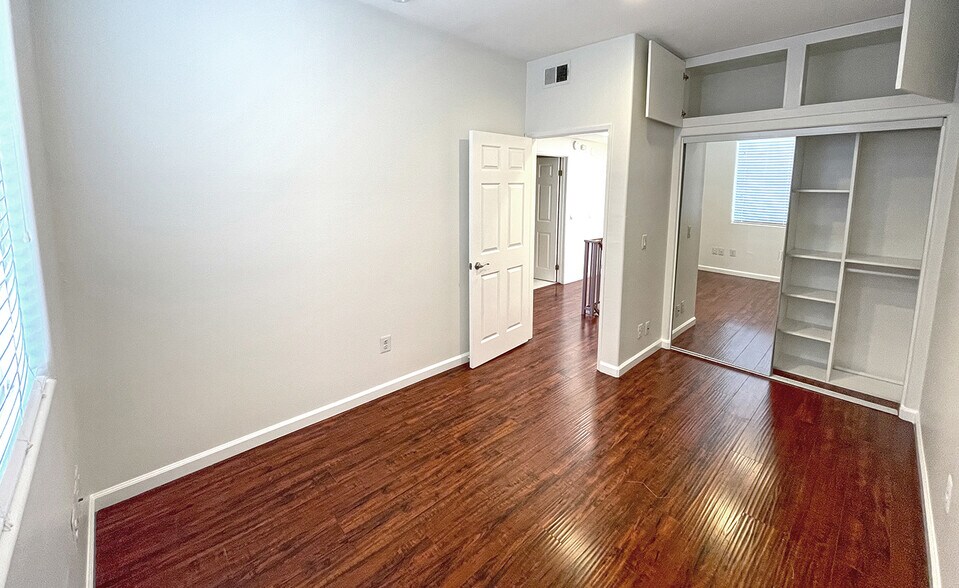 More Photos Of 5330 Satsuma Ave, North Hollywood Apartments For Sale
