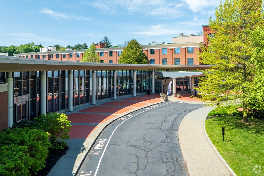 More Photos Of 14 Mechanic St, Southbridge Hotel For Lease