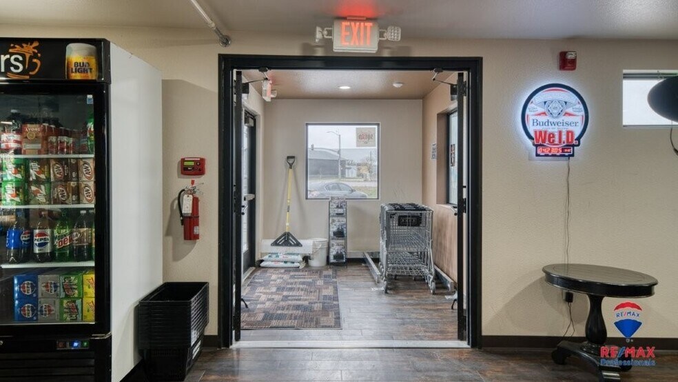 More Photos Of 5201 S Douglas Hwy, Gillette Bar For Sale
