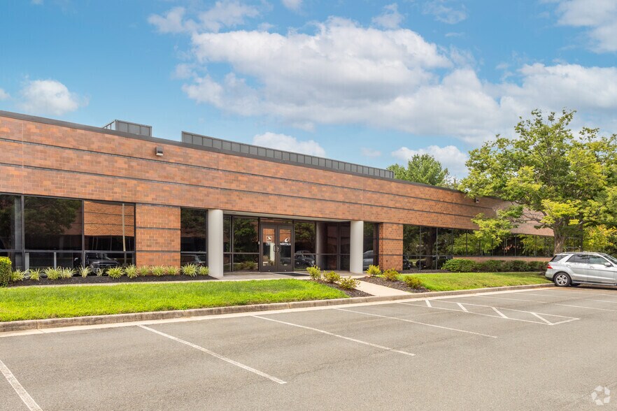 More Photos Of 450 Spring Park Pl, Herndon Unknown For Lease