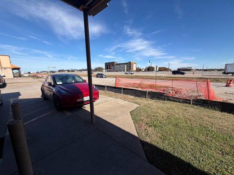 More Photos Of 505 N Interstate 35 Service Rd, Red Oak General Retail For Lease