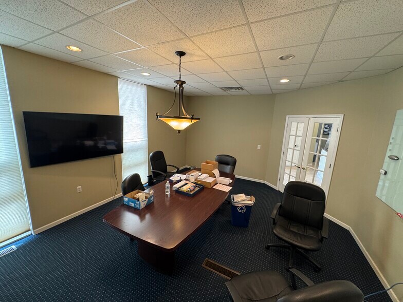 More Photos Of 4 Bonnie Ln, Yorkville Office For Sale