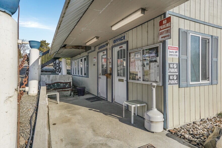 More Photos Of 50 NE Akin St, Dufur Self Storage For Sale