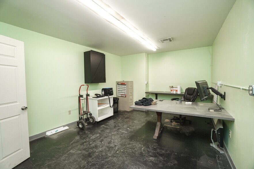 More Photos Of 4007 Bach Buxton Rd, Amelia Warehouse For Lease