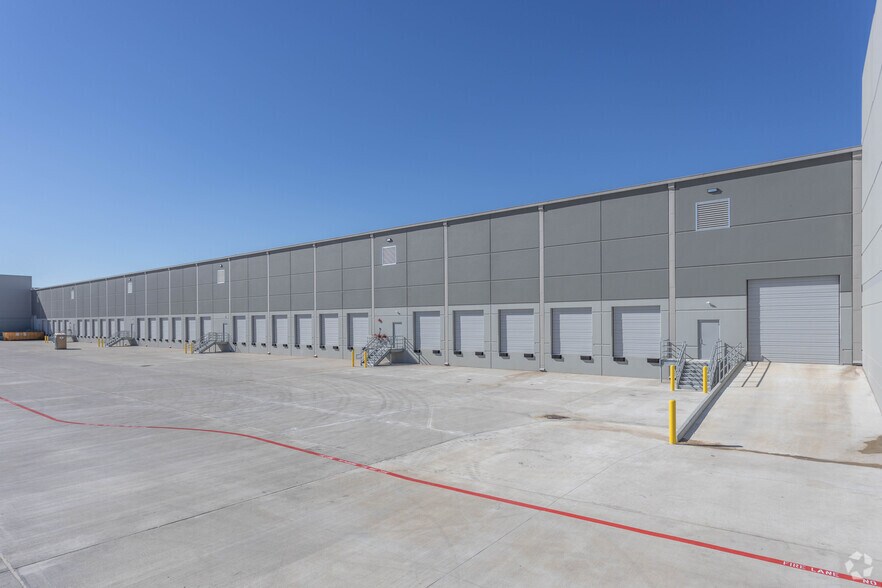 More Photos Of 4811 Underwood Rd, Pasadena Warehouse For Lease