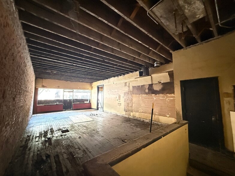 More Photos Of 134 E Market St, New Albany Storefront Retail Office For Lease