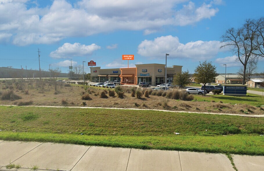 More Photos Of 1670 Hwy 71 E, Bastrop Freestanding For Sale