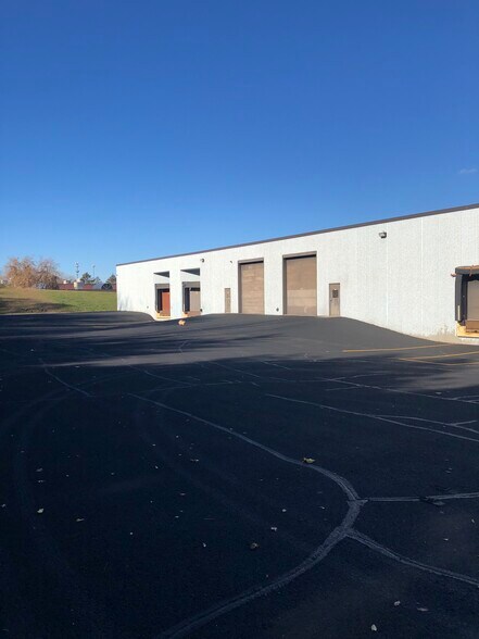 More Photos Of 300 S Owasso Blvd E, Little Canada Showroom For Lease