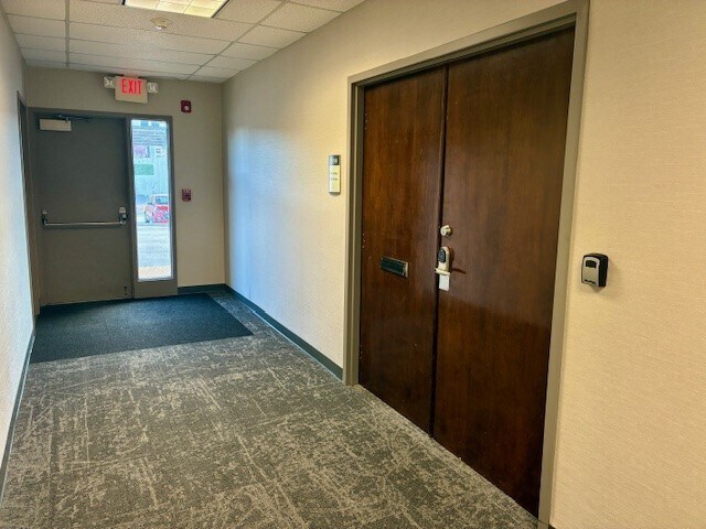 More Photos Of 9111 Cross Park Dr, Knoxville Office For Sale