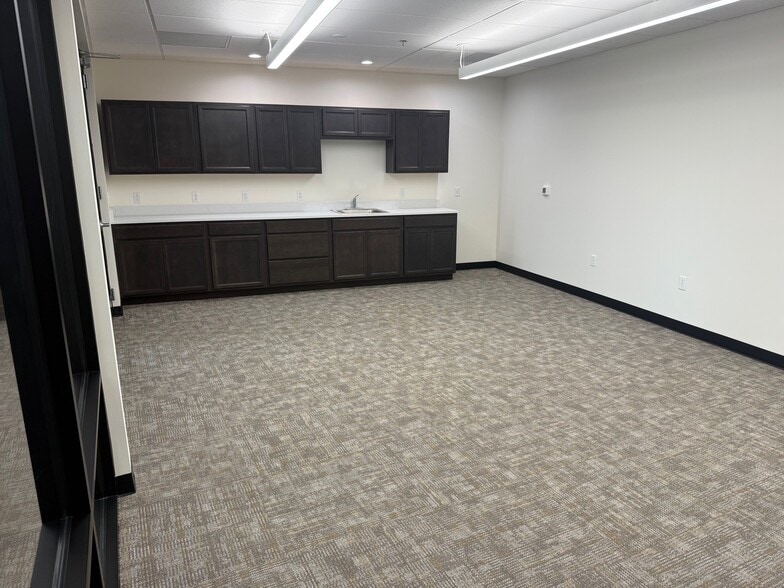 More Photos Of 125 Cap Ct, Eugene Light Distribution For Lease