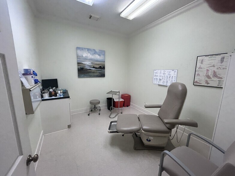 More Photos Of 331-347 E Parkwood Ave, Friendswood Medical For Lease